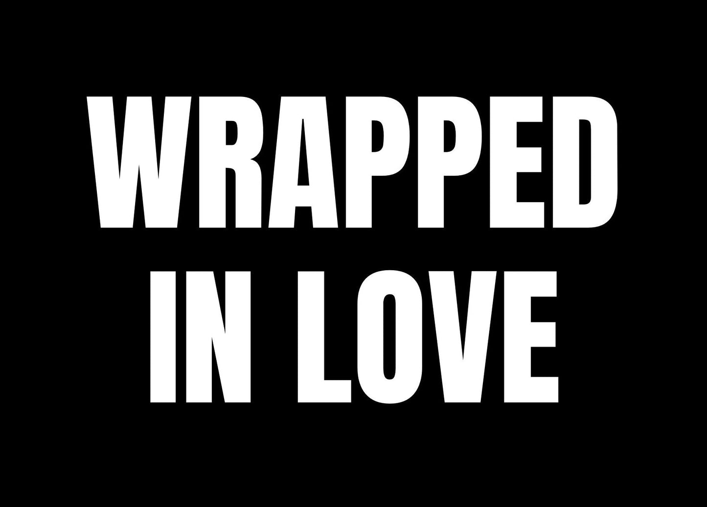 Umweltfreundliche Postkarte "WRAPPED IN LOVE" in Schwarz